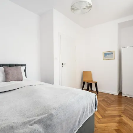 아파트 Rycerska With Parking By Renters