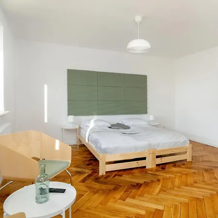 아파트 Rycerska With Parking By Renters